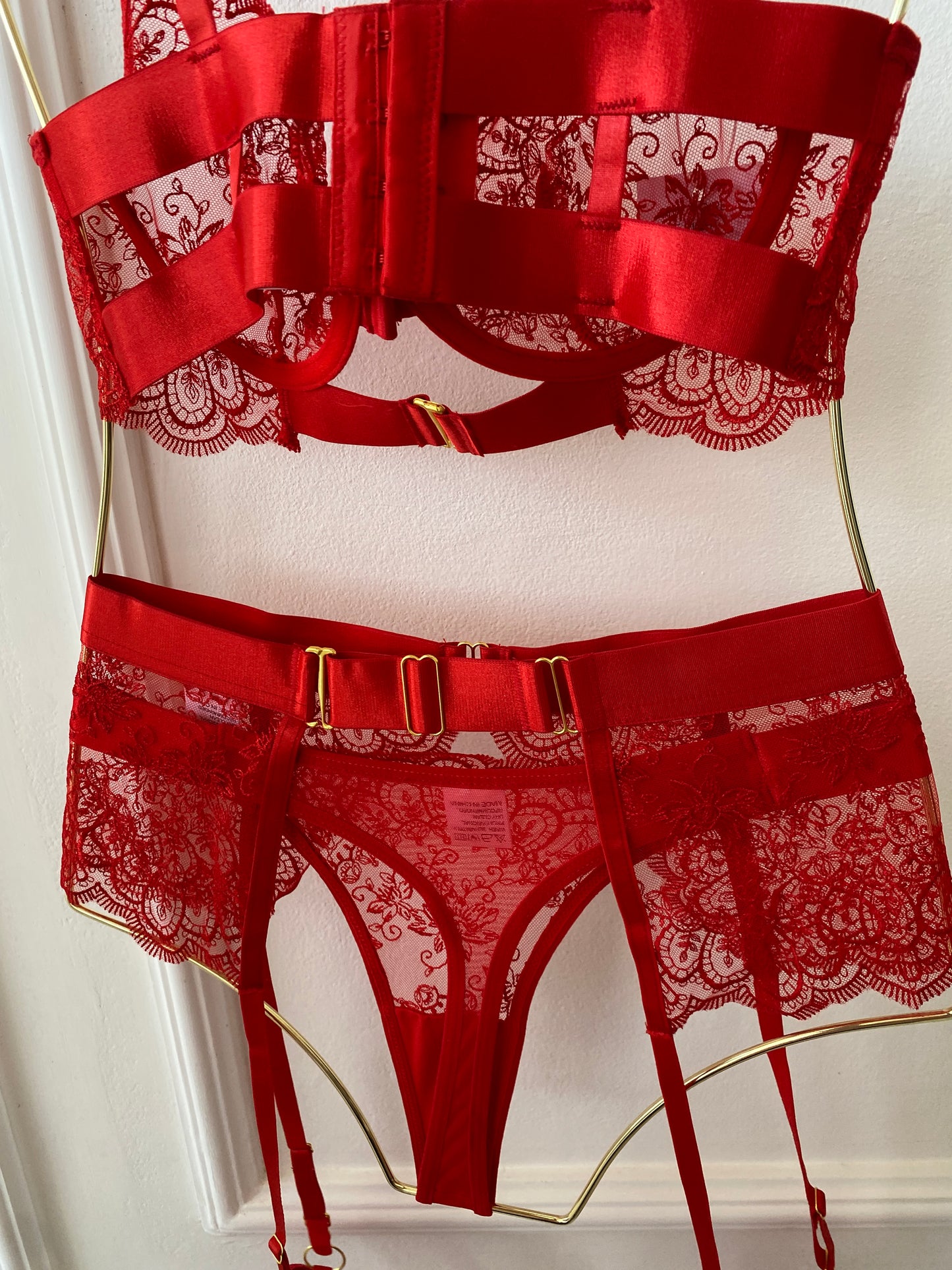 Adriana set in red