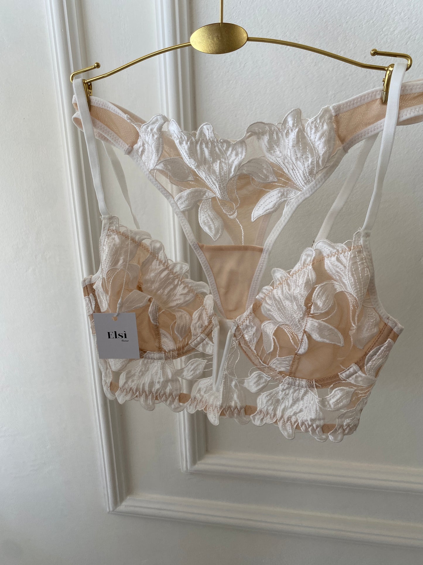 Claudine set in white