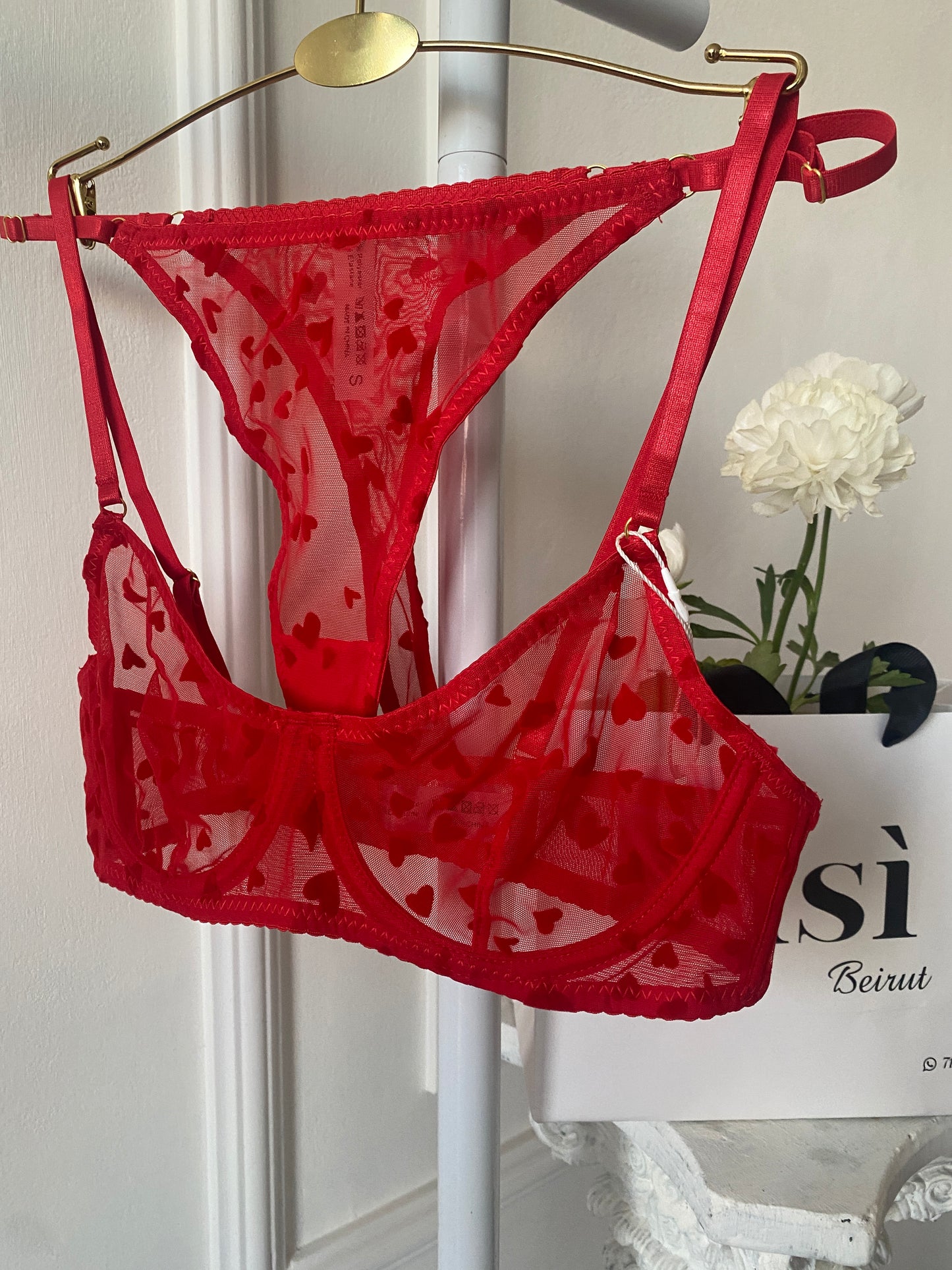 Élisa set in red