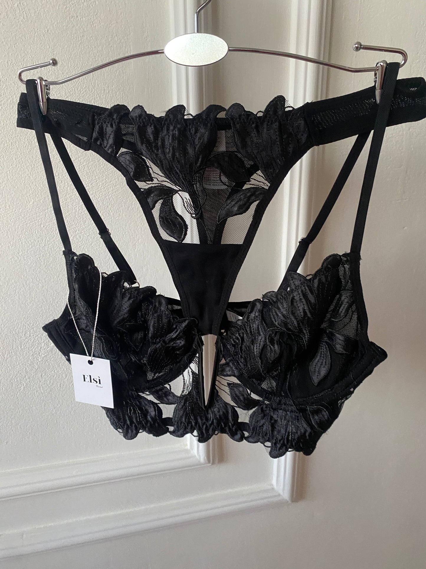 Claudine set in black