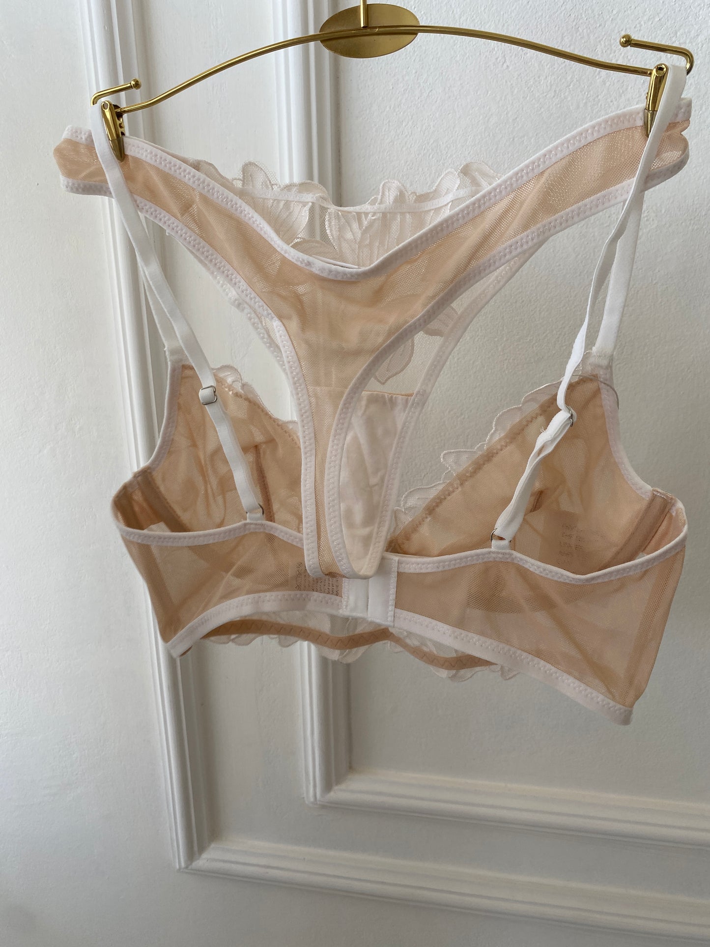 Claudine set in white