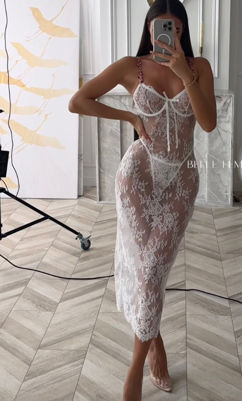 Léticia in white