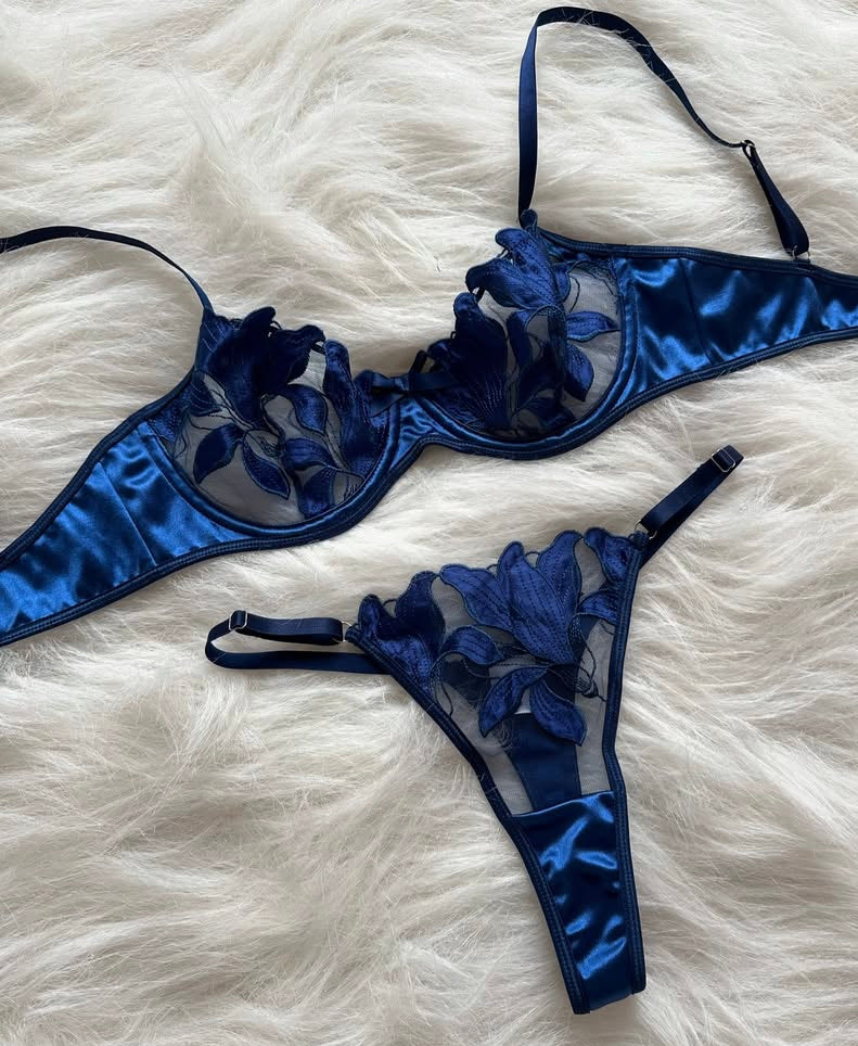 Yasma set in blue