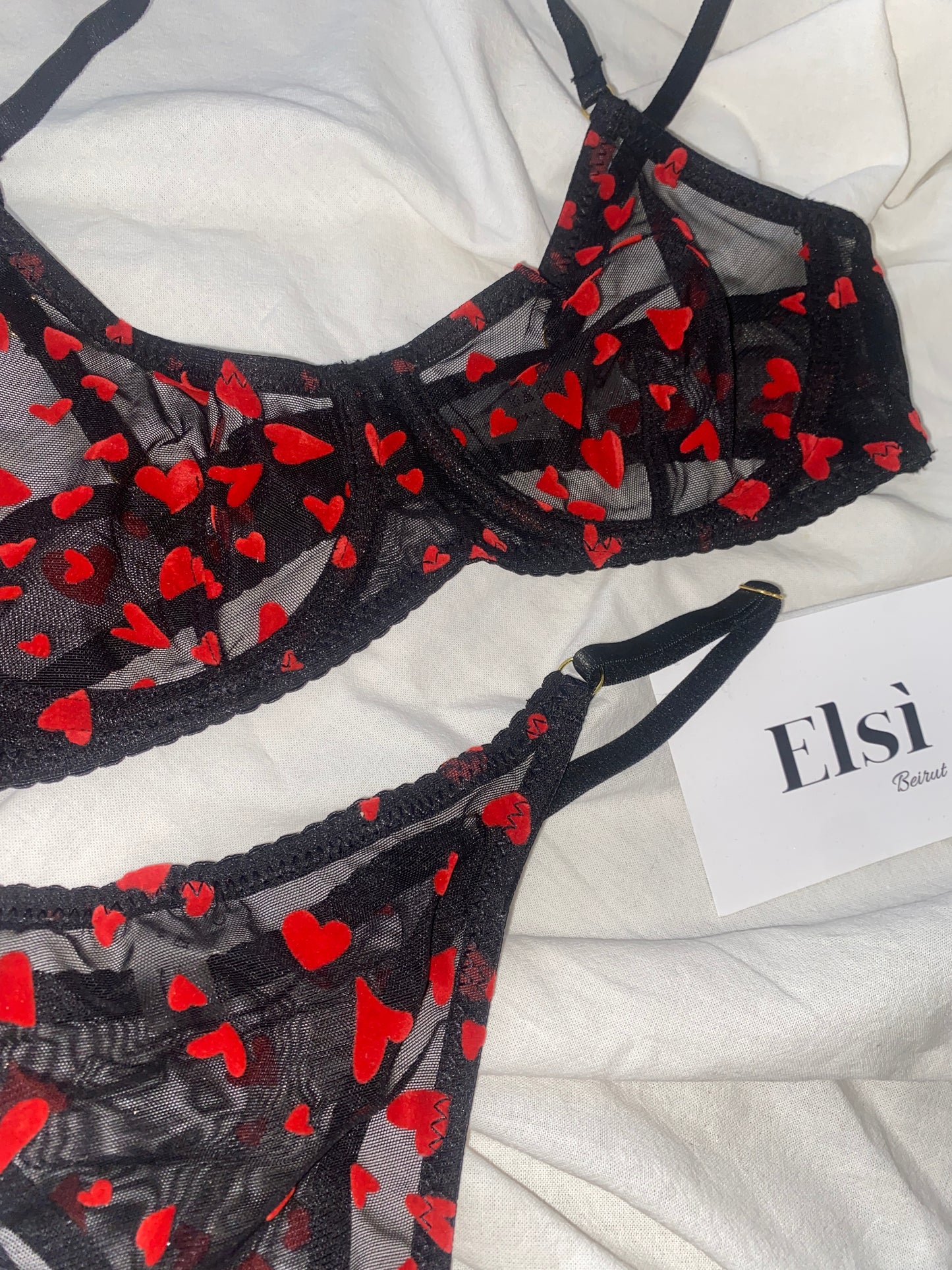 Élisa in black and red