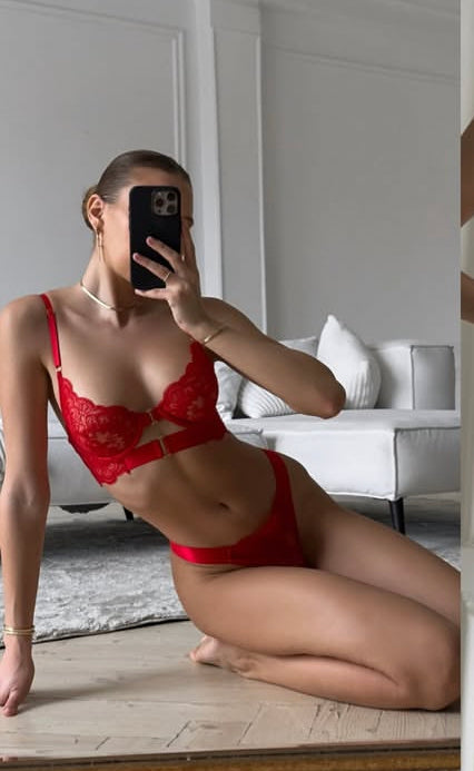 Adriana set in red