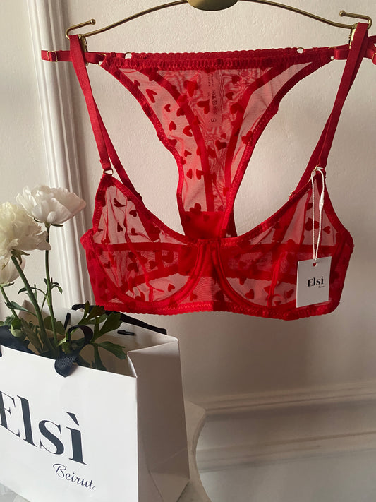 Élisa set in red